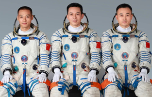 據(jù)中國載人航天工程辦公室消息，經(jīng)空間站應用與發(fā)展階段飛行任務總指揮部研究決定，瞄準北京時間10月26日11時14分發(fā)射神舟十七號載人飛船。執(zhí)行飛行任務的航天員乘組由湯洪波、唐勝杰、江新林3名航天員組成，湯洪波擔任指令長。乘組包括1名第二批航天員和2名第三批航天員，是空間站建造任務啟動以來，平均年齡最小的航天員乘組。